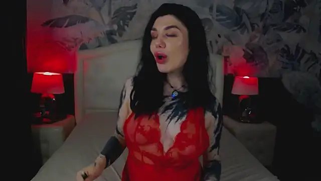 Snapshot of MaeveMoon chatting on May 8, 2026, 10:04 pm MaeveMoon online show from May 8, 2026, 10:04 pm
