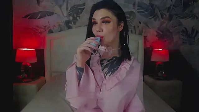 Snapshot of MaeveMoon chatting on May 20, 2026, 2:18 am MaeveMoon online show from May 20, 2026, 2:18 am