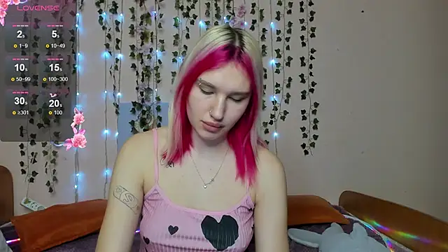 EvelinaLuu online show from November 21, 2025, 1:37 am