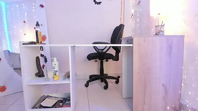 Snapshot of Emylyjonhs chatting on October 21, 2025, 8:20 pm Emylyjonhs online show from October 21, 2025, 8:20 pm