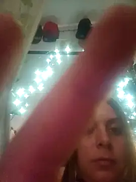 Snapshot of ShysluutGia chatting on October 13, 2025, 9:59 pm ShysluutGia online show from October 13, 2025, 9:59 pm