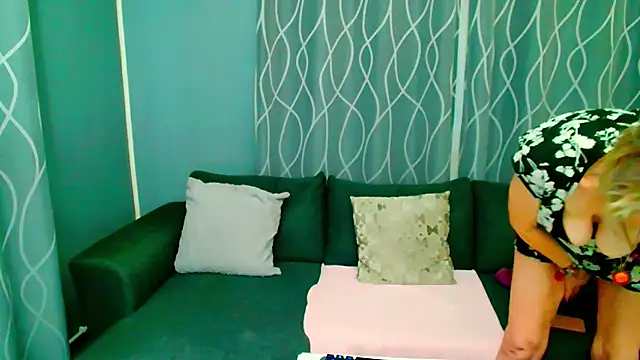 Snapshot of adeleadison chatting on February 2, 2026, 6:12 am adeleadison online show from February 2, 2026, 6:12 am