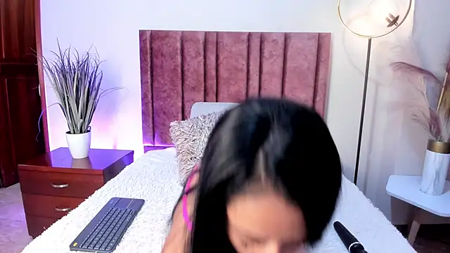 MiaHertz online show from December 18, 2025, 12:11 pm