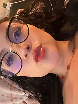 ValentinaOrtiz3 online show from July 16, 2026, 10:27 pm
