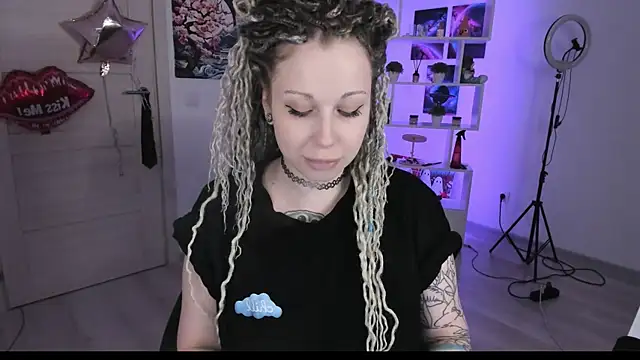 Snapshot of HoneySallyMoore chatting on October 1, 2025, 4:35 pm HoneySallyMoore online show from October 1, 2025, 4:35 pm