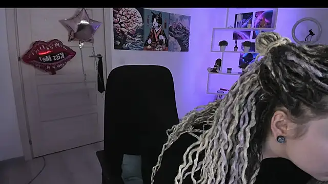 Snapshot of HoneySallyMoore chatting on October 18, 2025, 7:25 pm HoneySallyMoore online show from October 18, 2025, 7:25 pm