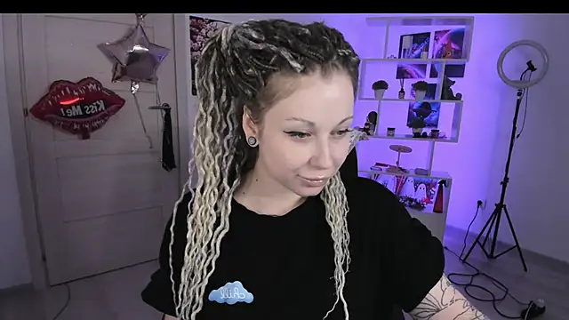 Snapshot of HoneySallyMoore chatting on October 19, 2025, 6:52 pm HoneySallyMoore online show from October 19, 2025, 6:52 pm