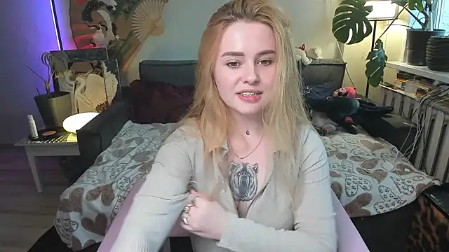 Alexa Pirs online show from April 17, 2026, 2:42 pm