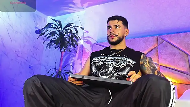 Snapshot of DickGriffith_ chatting on October 6, 2025, 12:35 pm DickGriffith online show from October 6, 2025, 12:35 pm