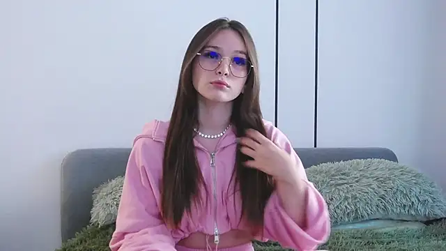 Snapshot of -Amora chatting on September 12, 2025, 11:21 am -Amora online show from September 12, 2025, 11:21 am