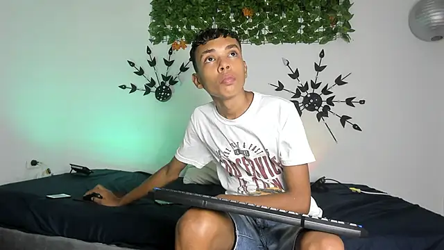 Snapshot of Calvin_Ford chatting on February 20, 2025, 1:25 am Calvin Ford online show from February 20, 2025, 1:25 am