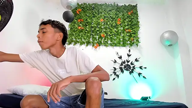 Snapshot of Calvin_Ford chatting on February 25, 2025, 1:41 am Calvin Ford online show from February 25, 2025, 1:41 am