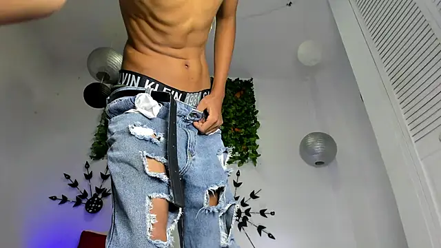 Snapshot of Calvin_Ford chatting on February 26, 2025, 1:53 am Calvin Ford online show from February 26, 2025, 1:53 am