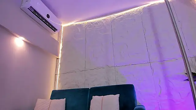 MelanieHillss online show from February 2, 2026, 8:18 pm