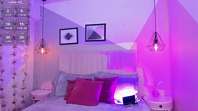 Bella walker  online show from December 18, 2025, 8:15 pm