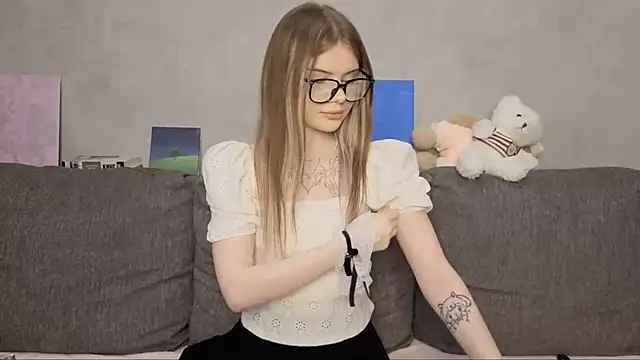 CarolinePepper online show from May 23, 2026, 1:48 pm