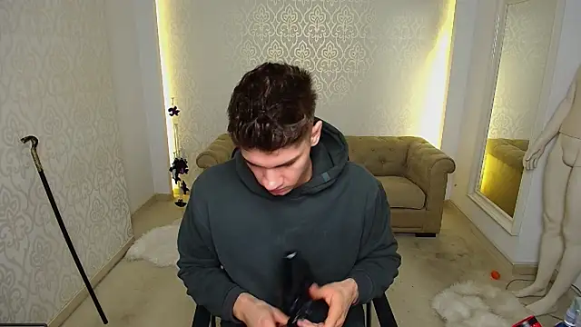 MaxKaiden online show from November 11, 2025, 6:02 am