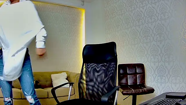 MaxKaiden online show from March 3, 2026, 5:35 am