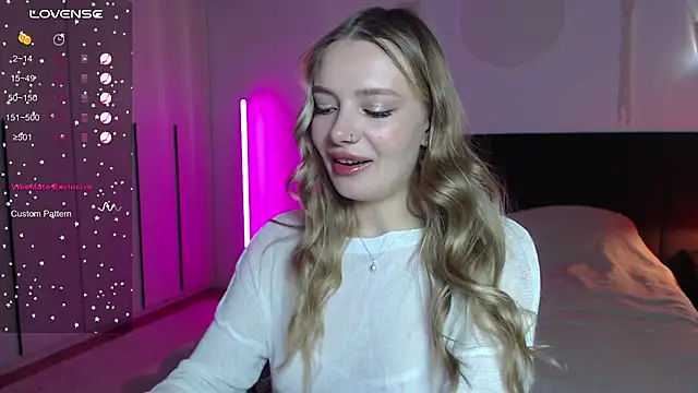 Snapshot of LunaticaBae chatting on February 24, 2025, 1:02 am LunaticaBae online show from February 24, 2025, 1:02 am