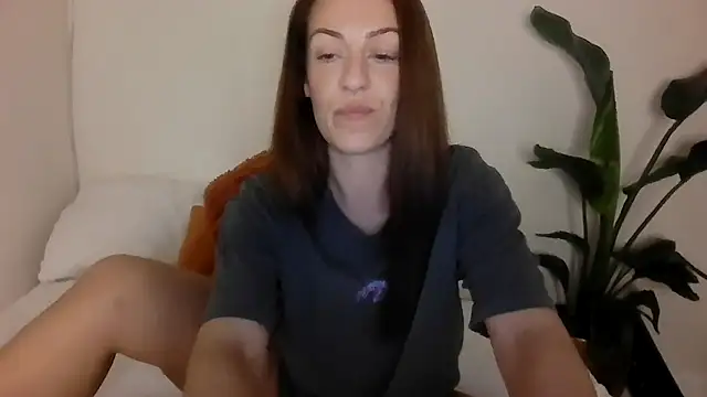 Snapshot of Edenfox- chatting on February 15, 2026, 12:51 am Edenfox- online show from February 15, 2026, 12:51 am