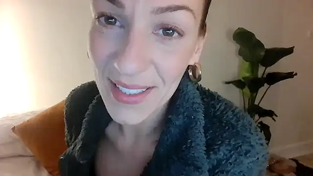 Snapshot of Edenfox- chatting on February 17, 2026, 10:05 pm Edenfox- online show from February 17, 2026, 10:05 pm