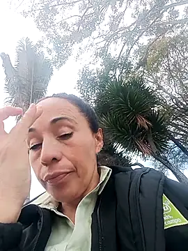 Snapshot of Coeur_de_luxure chatting on October 29, 2025, 5:25 pm Coeur de luxure online show from October 29, 2025, 5:25 pm