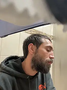 Snapshot of QueenM3 chatting on October 10, 2025, 10:31 pm QueenM3 online show from October 10, 2025, 10:31 pm