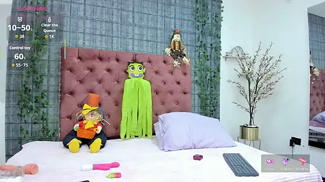 Snapshot of Mia__coluccy chatting on October 28, 2025, 12:47 am Mia coluccy online show from October 28, 2025, 12:47 am