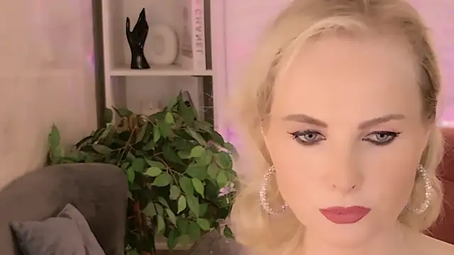 Snapshot of Sandra_Kind chatting on June 5, 2026, 6:52 am Sandra Kind online show from June 5, 2026, 6:52 am