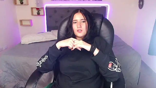 Snapshot of amy_royale chatting on February 23, 2025, 7:33 am amy royale online show from February 23, 2025, 7:33 am