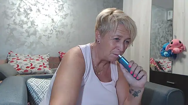 Snapshot of RosesandLillies chatting on September 24, 2025, 5:16 pm RosesandLillies online show from September 24, 2025, 5:16 pm