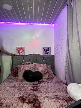 Emily-teen online show from November 6, 2025, 7:37 pm