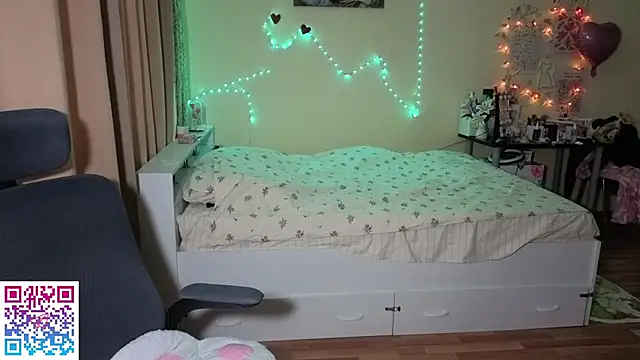 Snapshot of boozekirs_ chatting on April 15, 2026, 2:18 am boozekirs online show from April 15, 2026, 2:18 am