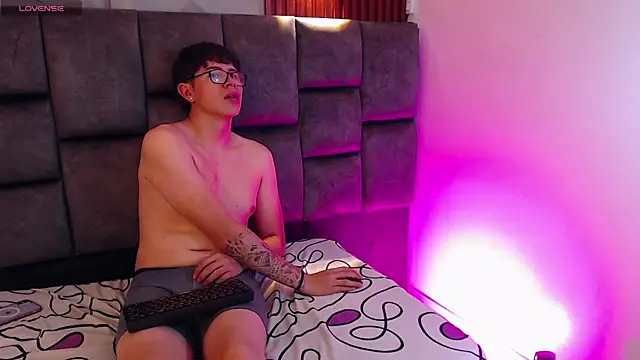 Snapshot of Evie_Demn7 chatting on February 28, 2025, 6:43 am Evie Demn7 online show from February 28, 2025, 6:43 am