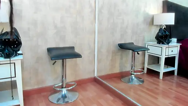 NahomyCarther online show from November 14, 2025, 4:22 am