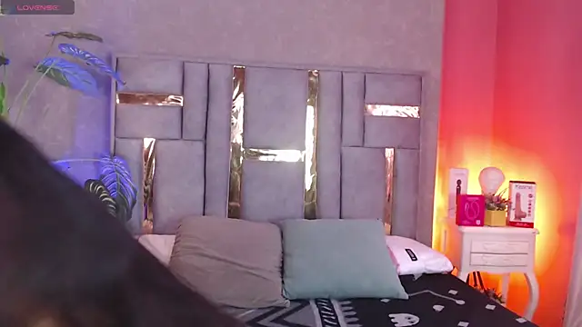 Tyla Ks online show from November 11, 2025, 7:36 pm