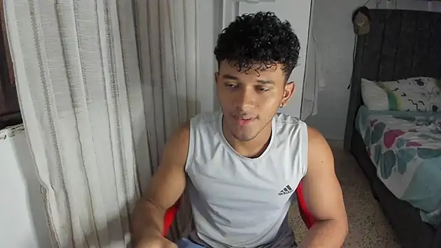 Snapshot of Fox2evans chatting on February 4, 2026, 12:44 pm Fox2evans online show from February 4, 2026, 12:44 pm