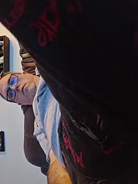 Snapshot of Smallone327 chatting on February 6, 2026, 9:01 am Smallone327 online show from February 6, 2026, 9:01 am