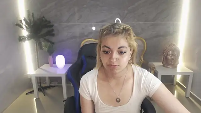 lili conor s online show from March 13, 2025, 11:38 pm