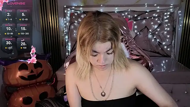 lili conor s online show from October 17, 2025, 4:26 am