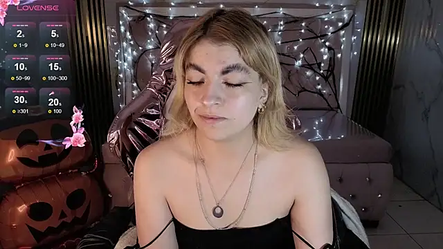 lili conor s online show from October 22, 2025, 3:29 am