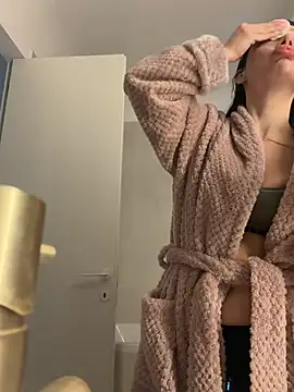 Mia Splash online show from February 10, 2026, 7:45 am