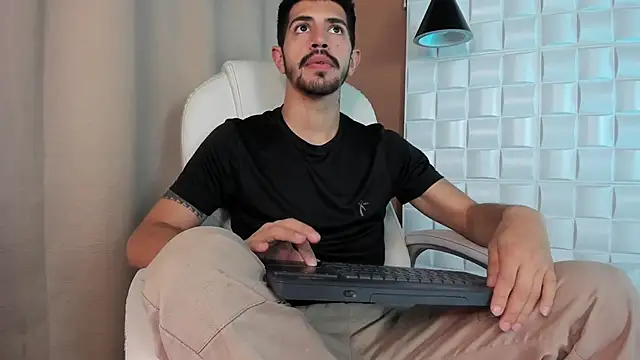 AlejandroStormm online show from October 17, 2025, 8:33 pm