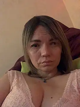 Snapshot of Ella_Pearlie chatting on September 14, 2025, 5:56 pm Ella Pearlie online show from September 14, 2025, 5:56 pm