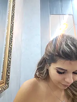 Bella Posh online show from October 17, 2025, 4:48 am