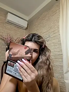 Snapshot of Bella_Posh chatting on February 17, 2026, 1:07 pm Bella Posh online show from February 17, 2026, 1:07 pm