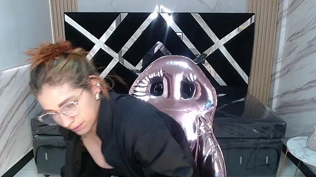 Snapshot of Angeles_v chatting on March 9, 2025, 6:43 pm Angeles v online show from March 9, 2025, 6:43 pm