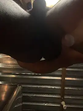 Snapshot of BttmGuy01 chatting on October 18, 2025, 1:23 pm BttmGuy01 online show from October 18, 2025, 1:23 pm