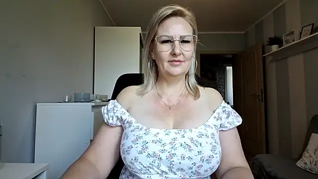 Snapshot of DianaLive chatting on May 23, 2026, 8:29 am DianaLive online show from May 23, 2026, 8:29 am