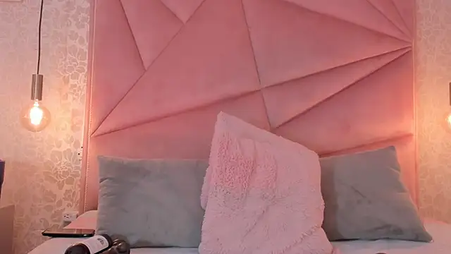 Snapshot of SalomeHills__ chatting on March 4, 2025, 4:41 pm SalomeHills online show from March 4, 2025, 4:41 pm